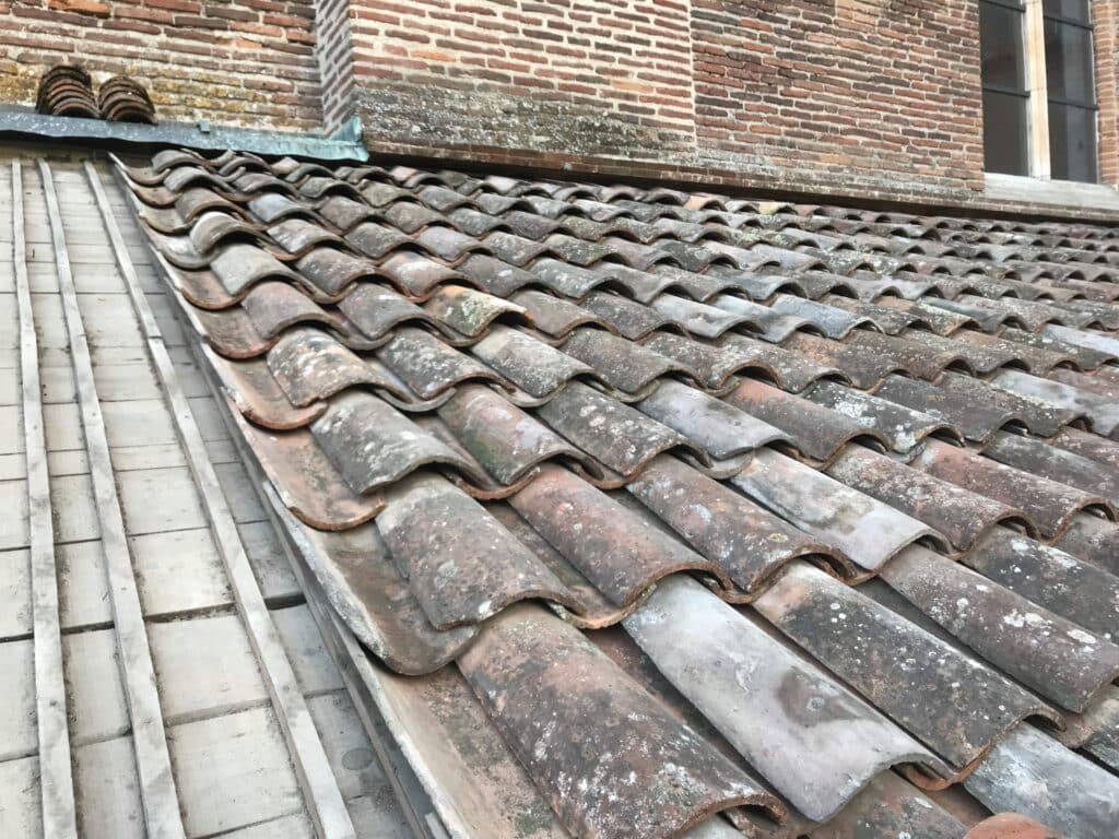 texte représentant un toit en tuiles