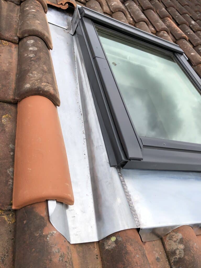 Entourage de Velux sur mesure en zinc vu de profil
